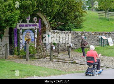 Das Wohlkleiden ist eine jährliche Whitsundade-Tradition, die Hunderte von Jahren zurückreicht und eng mit Tissington und dem Derbyshire Peak District verbunden ist. Stockfoto