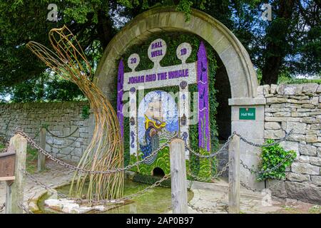 Das Wohlkleiden ist eine jährliche Whitsundade-Tradition, die Hunderte von Jahren zurückreicht und eng mit Tissington und dem Derbyshire Peak District verbunden ist. Stockfoto