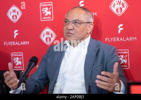 20. Januar 2020, Bayern, Würzburg: Felix Magath, ehemaliger internationaler Player und Fußballtrainer, spricht bei einer Pressekonferenz über seine neue Rolle als CEO von Flyeralarm Global Fußball. Der 66-jährige kehrt zum Fußball als Funktionär und gleichzeitig endet das Coaching Kapitel für sich. Der Eingeborene von Aschaffenburg wird in Zukunft auf der Suche nach der dritten Division team Würzburger Kickers und FC Admira Wacker Mödling aus Österreich. Die Online Druckerei Flyeralarm unterstützt beide Vereine finanziell und ist auch der Namensgeber der Bundesliga der Frauen. Foto: Daniel Karmann/dpa Stockfoto