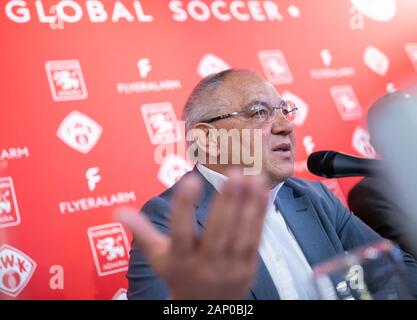 20. Januar 2020, Bayern, Würzburg: Felix Magath, ehemaliger internationaler Player und Fußballtrainer, spricht bei einer Pressekonferenz über seine neue Rolle als CEO von Flyeralarm Global Fußball. Der 66-jährige kehrt zum Fußball als Funktionär und gleichzeitig endet das Coaching Kapitel für sich. Der Eingeborene von Aschaffenburg wird in Zukunft auf der Suche nach der dritten Division team Würzburger Kickers und FC Admira Wacker Mödling aus Österreich. Die Online Druckerei Flyeralarm unterstützt beide Vereine finanziell und ist auch der Namensgeber der Bundesliga der Frauen. Foto: Daniel Karmann/dpa Stockfoto