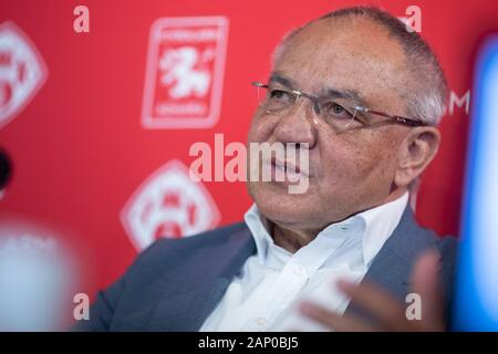 20. Januar 2020, Bayern, Würzburg: Felix Magath, ehemaliger internationaler Player und Fußballtrainer, spricht bei einer Pressekonferenz über seine neue Rolle als CEO von Flyeralarm Global Fußball. Der 66-jährige kehrt zum Fußball als Funktionär und gleichzeitig endet das Coaching Kapitel für sich. Der Eingeborene von Aschaffenburg wird in Zukunft auf der Suche nach der dritten Division team Würzburger Kickers und FC Admira Wacker Mödling aus Österreich. Die Online Druckerei Flyeralarm unterstützt beide Vereine finanziell und ist auch der Namensgeber der Bundesliga der Frauen. Foto: Daniel Karmann/dpa Stockfoto