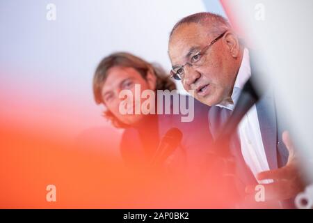 20. Januar 2020, Bayern, Würzburg: Felix Magath (r), ehemalige internationale Spieler und Fußball-Trainer, spricht bei einer Pressekonferenz über seine neue Position als CEO von Flyeralarm Global Fußball. Auf der linken Seite ist Daniel Sauer, Vorsitzender des Vorstands der FC Würzburger Kickers AG. Der 66-jährige kehrt zum Fußball als Funktionär und gleichzeitig endet das Coaching Kapitel für sich. Der Eingeborene von Aschaffenburg wird in Zukunft auf der Suche nach der dritten Division team Würzburger Kickers und FC Admira Wacker Mödling aus Österreich. Die Online Druckerei Flyeralarm unterstützt beide Vereine finanziell Stockfoto