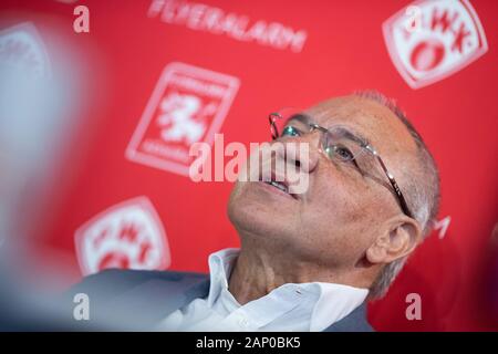 20. Januar 2020, Bayern, Würzburg: Felix Magath, ehemaliger internationaler Player und Fußballtrainer, spricht bei einer Pressekonferenz über seine neue Rolle als CEO von Flyeralarm Global Fußball. Der 66-jährige kehrt zum Fußball als Funktionär und gleichzeitig endet das Coaching Kapitel für sich. Der Eingeborene von Aschaffenburg wird in Zukunft auf der Suche nach der dritten Division team Würzburger Kickers und FC Admira Wacker Mödling aus Österreich. Die Online Druckerei Flyeralarm unterstützt beide Vereine finanziell und ist auch der Namensgeber der Bundesliga der Frauen. Foto: Daniel Karmann/dpa Stockfoto