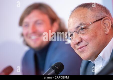 20. Januar 2020, Bayern, Würzburg: Felix Magath (r), ehemalige internationale Spieler und Fußball-Trainer, spricht bei einer Pressekonferenz über seine neue Position als CEO von Flyeralarm Global Fußball. Auf der linken Seite ist Daniel Sauer, Vorsitzender des Vorstands der FC Würzburger Kickers AG. Der 66-jährige kehrt zum Fußball als Funktionär und gleichzeitig endet das Coaching Kapitel für sich. Der Eingeborene von Aschaffenburg wird in Zukunft auf der Suche nach der dritten Division team Würzburger Kickers und FC Admira Wacker Mödling aus Österreich. Die Online Druckerei Flyeralarm unterstützt beide Vereine finanziell Stockfoto