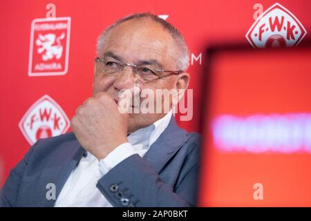 20. Januar 2020, Bayern, Würzburg: Felix Magath, ehemaliger internationaler Player und Fußballtrainer, spricht bei einer Pressekonferenz über seine neue Rolle als CEO von Flyeralarm Global Fußball. Der 66-jährige kehrt zum Fußball als offizieller und gleichzeitig endet das Coaching Kapitel für sich. Der Eingeborene von Aschaffenburg wird in Zukunft auf der Suche nach der dritten Division team Würzburger Kickers und FC Admira Wacker Mödling aus Österreich. Die Online Druckerei Flyeralarm unterstützt beide Vereine finanziell und ist auch der Namensgeber der Bundesliga der Frauen. Foto: Daniel Karmann/dpa Stockfoto