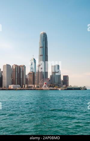 HongKong, China - November, 2019: Küste und die Skyline von Hong Kong Island Geschäftsviertel und den Victoria Harbour Stockfoto