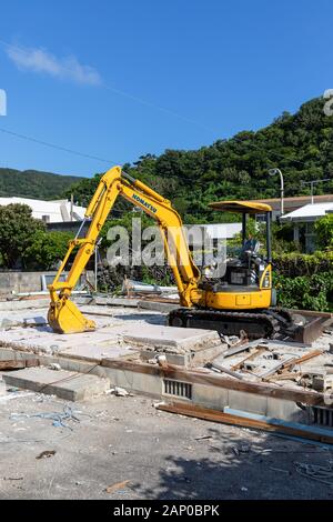 Komatsu PC 30 MR hydraulische Mini Bagger unter die Überreste eines abgerissenen Hauses Stockfoto