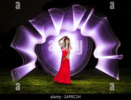 Beispiel für Lichtstick-Fotografie mit langer Belichtung mit einem Manakin-Modell (Sally). Stockfoto