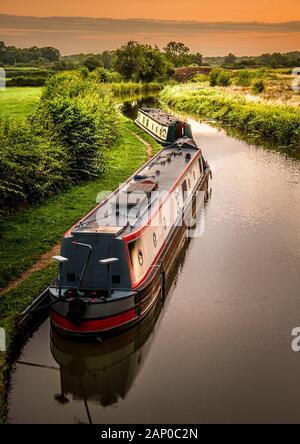 Zwei narrowboats auf dem Ashby Kanal. Stockfoto