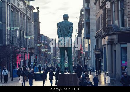 Donald Dewar Statue auf der Buchanan Street im Winter Tag in Glasgow, Schottland, Großbritannien Stockfoto