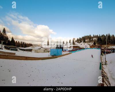 Les Tuffes, Frankreich. 19. Jan 2020. Anton Korchuk der Ukraine Ende während einzelne erste Runde der Männer Skispringen, bei Tag 10 der Lausanne 2020 Winter Youth Olympic Games, bei Les Tuffes Nordic Centre. Credit: Iain McGuinness/Alamy leben Nachrichten Stockfoto