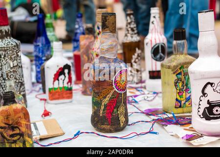 Indische traditionellen handgemachten Flasche Handwerk befindet sich in einer Straße shop zum Verkauf ausgestellt. Indische Handwerk und Kunst Stockfoto