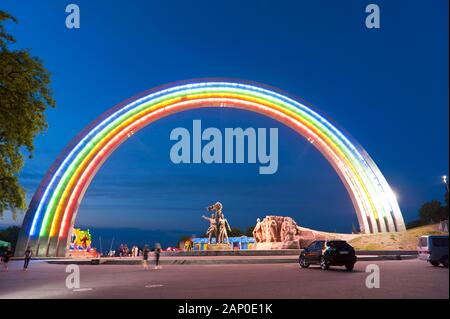 Rainbow Arch an der Freundschaft der Nationen Denkmal in Kiew. Stockfoto