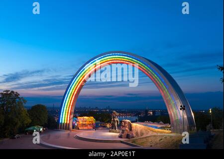 Rainbow Arch an der Freundschaft der Nationen Denkmal in Kiew. Stockfoto