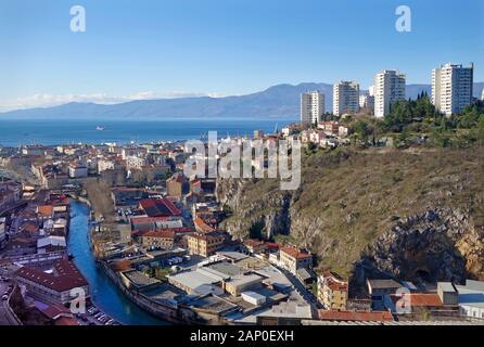 Rijeka, Kroatien. Blick auf den Golf von Kvarner, Wolkenkratzer an Kozala Bezirk und ein Teil der alten (vor allem aufgegeben) Industriegebiet der Stadt an den Ufern Stockfoto