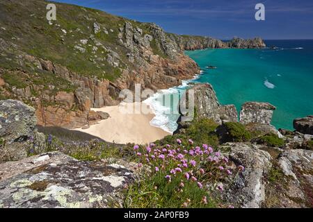 Blick von den Klippen auf dem goldenen Sandstrand und dem türkisblauen Meer von Pednvounder Strand und Treen Klippen. Stockfoto