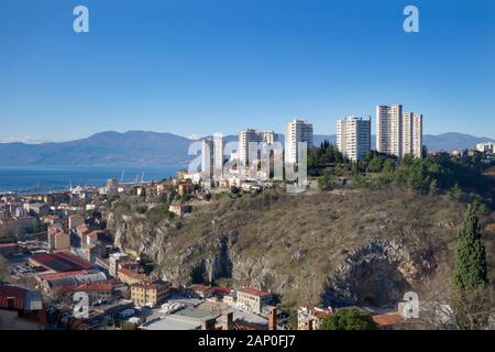 Rijeka, Kroatien. Blick auf den Golf von Kvarner, Wolkenkratzer an Kozala Bezirk und ein Teil der alten (vor allem aufgegeben) Industriegebiet der Stadt. Stockfoto
