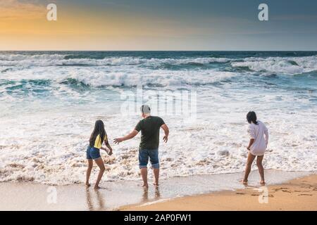 Urlauber Spaß auf den Fistral Beach in Newquay in Cornwall. Stockfoto