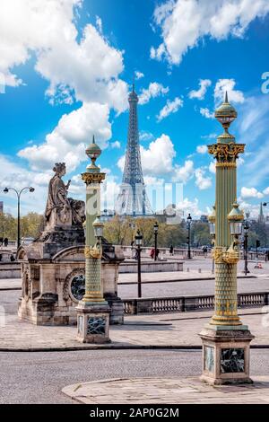Kleine Pariser Straße im Frühjahr mit Blick auf den berühmten Eiffelturm in Paris, Frankreich.