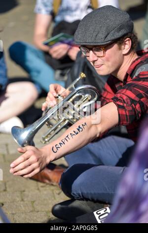 Ein Schüler demonstrieren gegen den Kapitalismus im Aussterben Rebellion Klima Streik in Truro Stadt Stadt in Cornwall teilnehmen. Stockfoto