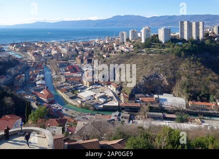 Rijeka, Kroatien. Blick auf den Golf von Kvarner, Wolkenkratzer an Kozala Bezirk und ein Teil der alten (vor allem aufgegeben) Industriegebiet der Stadt an den Ufern Stockfoto