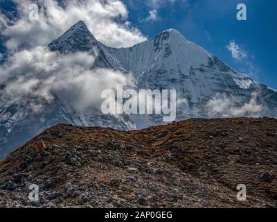 Tal und Berge im Himalaya-Gebiet in Nepal Stockfoto