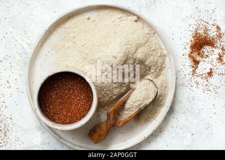 Teff Mehl auf eine Platte und teff Korn in eine Schüssel Draufsicht Stockfoto