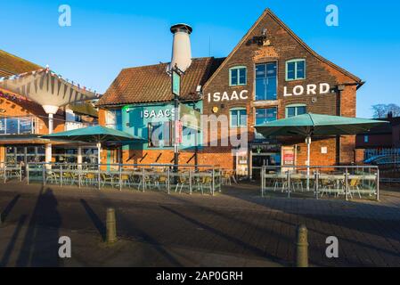 Isaac Lord Pub Ipswich, Blick auf das historische öffentliche Haus, Café und Bistro von Isaac Lord, das an der Küste in Ipswich Marina, Suffolk, England, Großbritannien liegt Stockfoto