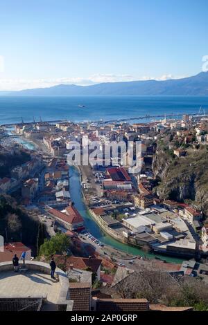 Rijeka, Kroatien. Blick auf die Kvarner Bucht und ein Teil der alten (vor allem aufgegeben) Industriegebiet der Stadt an den Ufern des Fluss Rječina. Stockfoto