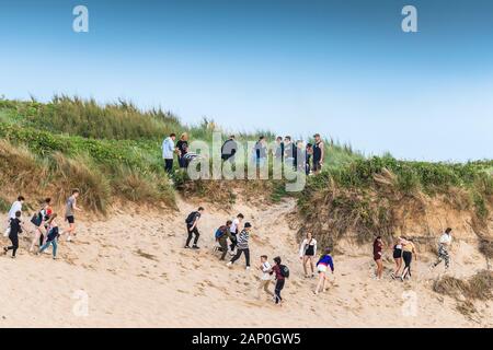 Junge Leute auf der Sanddüne system Fistral Beach in Newquay in Cornwall. Stockfoto