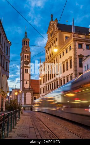 Augsburger Stadtbild mit der Straßenbahn entlang der Maximilianstraße, Perlach Turm (perlachturm) und Rathaus (Augsburger Rathaus) im Hintergrund gesehen, Au Stockfoto