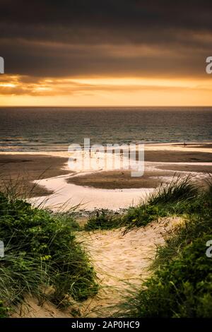 Einen schönen Sonnenuntergang auf den Fistral Beach in Newquay in Cornwall. Stockfoto