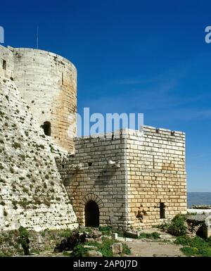 Syrien Arabische Republik. Krak des Chevaliers. Crusader Castle, die unter der Kontrolle des Johanniter Ritter (1142-1271) während der Kreuzzüge in das Heilige Land, fiel in die Arabischen Steuerung im 13. Jahrhundert. Teilweise mit Blick auf die Wände. Foto vor dem syrischen Bürgerkrieg. Stockfoto