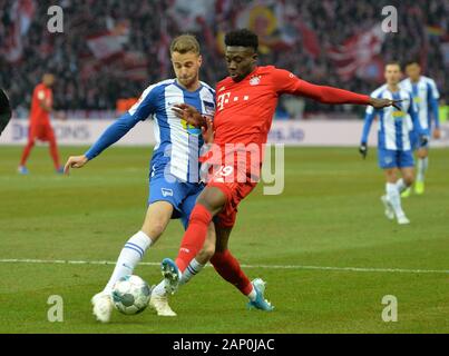 Berlin, Deutschland. 19 Jan, 2020. Von links nach rechts: Lukas KLUENTER (Klvºnter, B), Alphonso DAVIES (M), Duellen, Aktion, Fußball 1. 1. Fussballbundesliga, 19. Spieltag, Hertha BSC Berlin (B) - FC Bayern München (M) 0:4, 4:6, am 19.01 ,2020 betragen in Berlin/Deutschland. vÇ € | Nutzung der weltweiten Kredit: dpa/Alamy leben Nachrichten Stockfoto