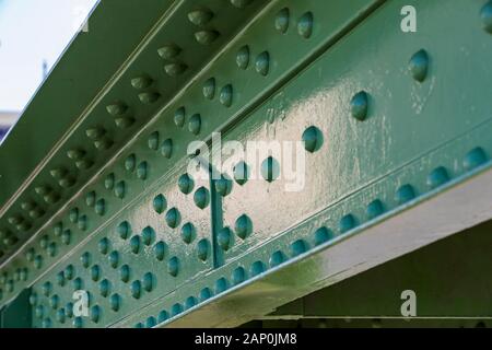 Metallteile der Nietverbindungen und Schrauben der Brückenkonstruktion Stockfoto