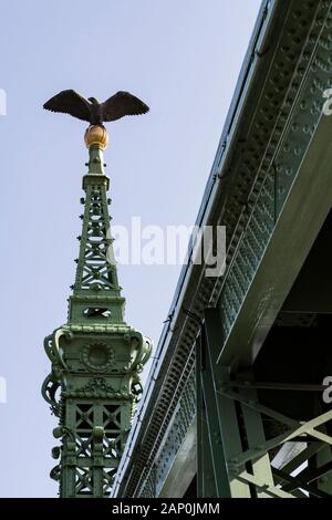 Metallteile der Nietverbindungen und Schrauben der Brückenkonstruktion Stockfoto