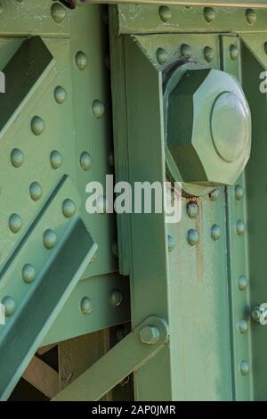 Metallteile der Nietverbindungen und Schrauben der Brückenkonstruktion Stockfoto