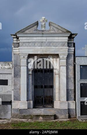 Mausoleum auf einem Friedhof Stockfoto