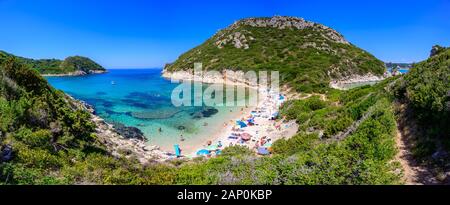 Panorama Blick auf Porto Timoni Strand bei afionas ist ein Paradies double Strand mit kristallklarem azurblauem Wasser in KORFU, IONISCHE INSEL Griechenland, Europa Stockfoto