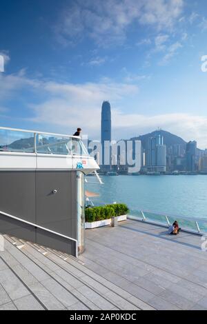 Skyline von Hong Kong Island vom Ocean Terminal Deck, Kowloon, Hongkong Stockfoto