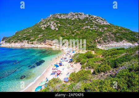 Panorama Blick auf Porto Timoni Strand bei afionas ist ein Paradies double Strand mit kristallklarem azurblauem Wasser in KORFU, IONISCHE INSEL Griechenland, Europa Stockfoto
