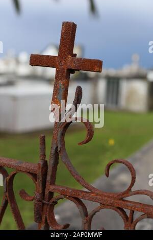Oxidiertes Kreuz auf dem Friedhof Stockfoto