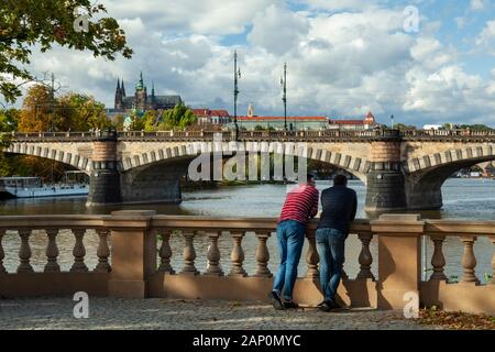 Herbstnachmittag in Prag. Stockfoto