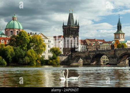 Herbst am Nachmittag an der Moldau in Prag. Stockfoto
