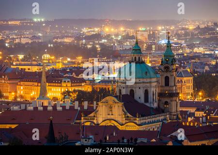 Nacht fällt in der Mala Strana. Stockfoto