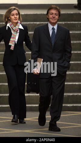 Sir Paul McCartney Verlassen der High Court in London am zweiten Tag seiner Scheidung Anhörung von Frau Heather Mills im Jahr 2008. Stockfoto