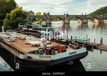 Morgen auf der Moldau in Prag. Stockfoto