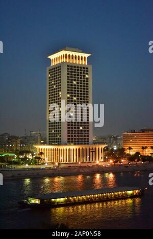 Blick von einem Hochhaus auf dem Nil Insel Zamalek auf dem Nil mit das beherrschende Gebäude des ägyptischen Ministeriums für Auswärtige Angelegenheiten, im Vordergrund ein Boot, am 31. Mai 2019 getroffen. Foto: Matthias Toedt/dpa-Zentralbild/ZB/Picture Alliance | Verwendung weltweit Stockfoto