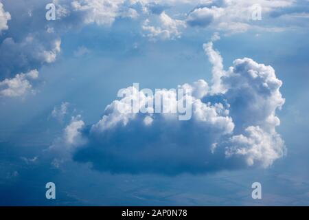 Sun Balken ist die Beleuchtung durch die großen weißen Wolken. Stockfoto