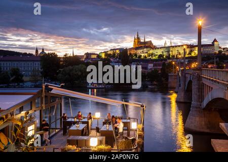 Nacht fällt an der Moldau in Prag. Stockfoto